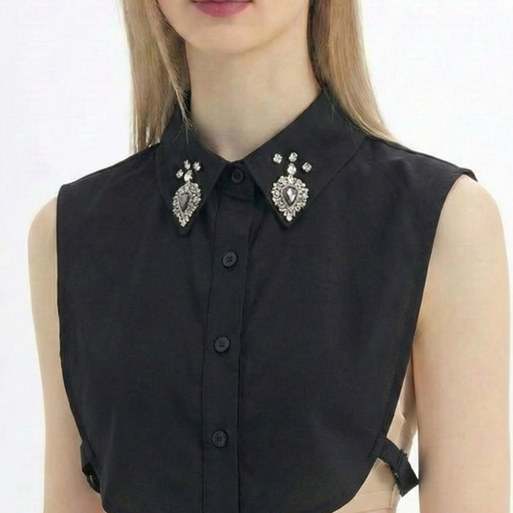 Embroidered, lace, guipure, and satin shirt collar collection featuring elegant designs and premium fabrics that add a feminine and luxurious touch to everyday and formal looks – black , lavito scarf 
كولكشن ياقات شميز مطرزة، دانتيل، جوبير وستان بتصاميم أنيقة وخامات مميزة تضيف لمسة أنوثة وفخامة للإطلالات اليومية والرسمية , اسود – لافيتو سكارف