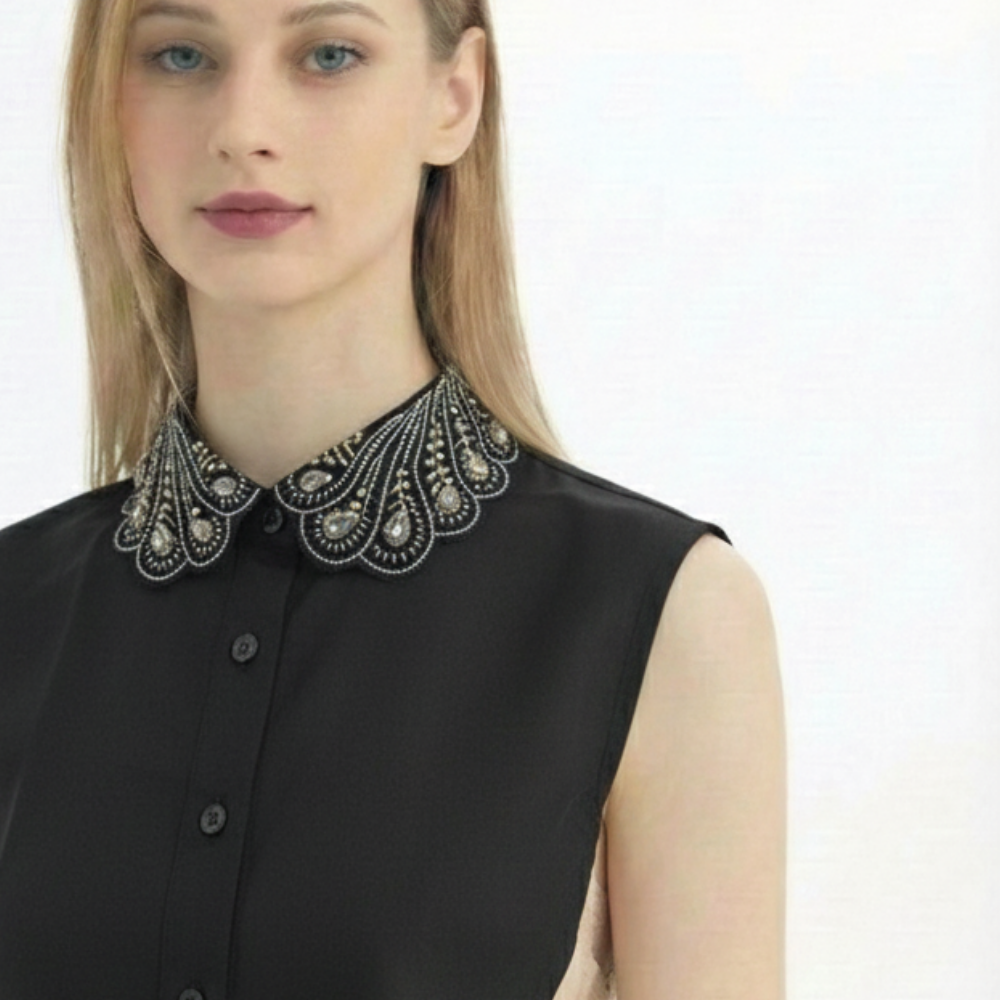 Embroidered, lace, guipure, and satin shirt collar collection featuring elegant designs and premium fabrics that add a feminine and luxurious touch to everyday and formal looks – black , lavito scarf 
كولكشن ياقات شميز مطرزة، دانتيل، جوبير وستان بتصاميم أنيقة وخامات مميزة تضيف لمسة أنوثة وفخامة للإطلالات اليومية والرسمية , اسود – لافيتو سكارف