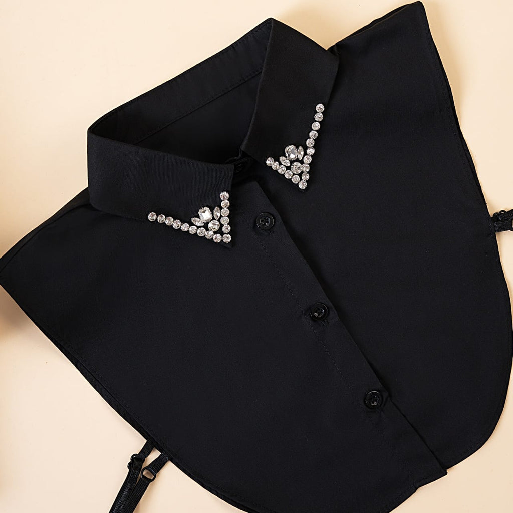 Embroidered, lace, guipure, and satin shirt collar collection featuring elegant designs and premium fabrics that add a feminine and luxurious touch to everyday and formal looks – black , lavito scarf 
كولكشن ياقات شميز مطرزة، دانتيل، جوبير وستان بتصاميم أنيقة وخامات مميزة تضيف لمسة أنوثة وفخامة للإطلالات اليومية والرسمية , اسود – لافيتو سكارف